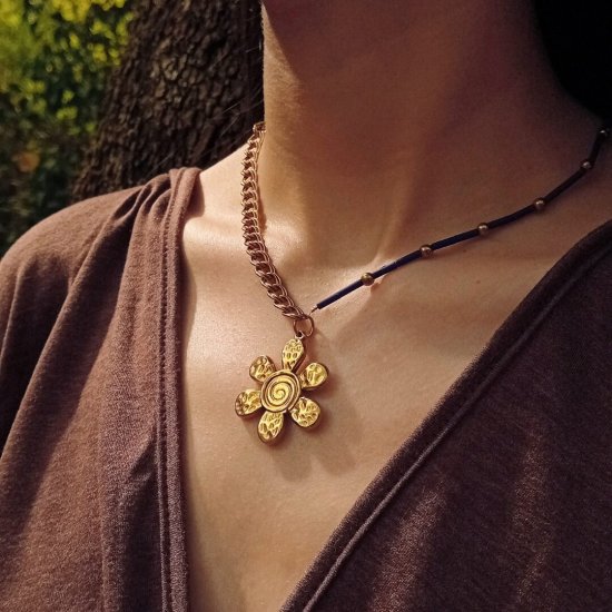 "Gold Daisy"- Χειροποίητο κολιέ με ατσάλινη αλυσίδα    